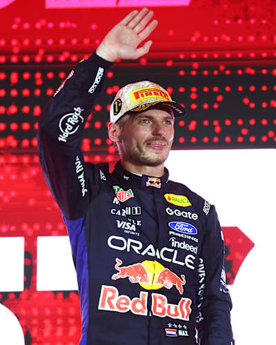 El ganador de la carrera, Max Verstappen, de Oracle Red Bull Racing, celebra en el podio durante el Gran Premio de Fórmula 1 de Singapur, celebrado en el circuito urbano de Marina Bay.