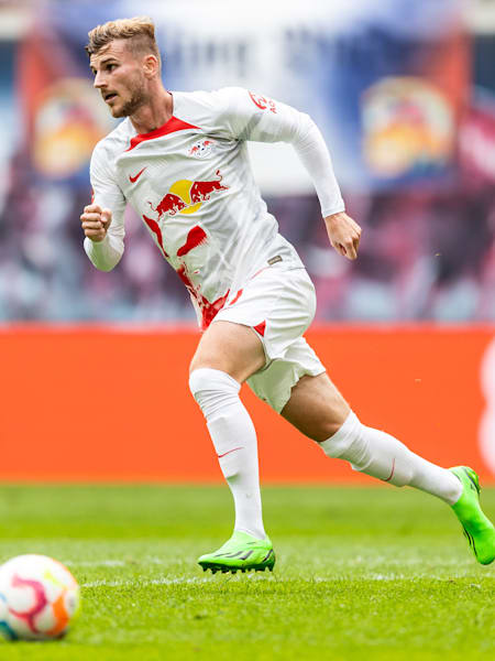 Stürmer Timo Werner von RB Leipzig sprintet dem Ball entgegen.