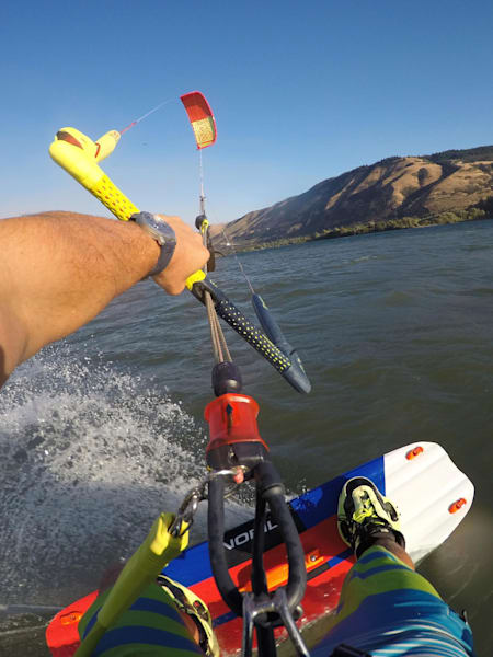 Le kayakiste Rafa Ortiz en kitesurf. Suivez nos conseils et notre guide pour débuter en kitesurf.
