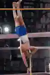 Armand Duplantis ze Szwecji występuje podczas Belgrade Indoor Meeting w Belgradzie, Serbia, 7 marca 2022 r.