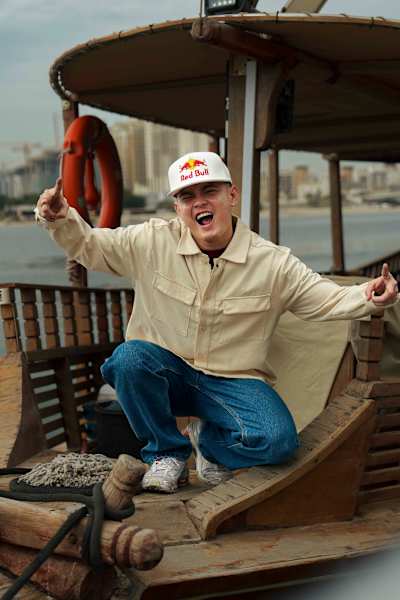 Die Streetdance-Sensation MT Pop zeigt sich in einer dynamischen Pose auf einem Boot in Dubai, Vereinigte Arabische Emirate, am 12. Februar 2025.