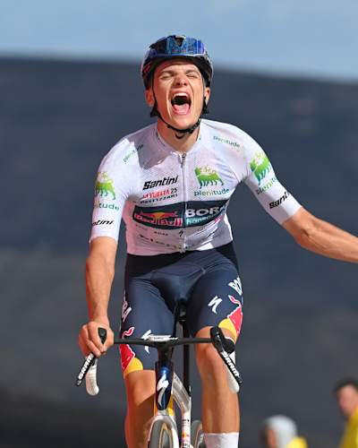 Giulio Pellizzari van Red Bull - BORA - hansgrohe viert bij de finish zijn etappezege in de 17e etappe van La Vuelta in 2025 (Foto: Tim de Waele/Getty Images)
