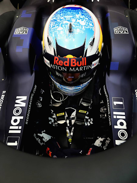 Daniel Ricciardo con el Aston Martin Red Bull Racing RB14 en el circuito de Silverstone.