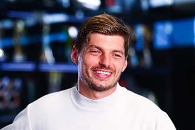 Max Verstappen photographié lors de la signature de son nouveau contrat, qui prolonge son engagement avec l'écurie Red Bull Racing jusqu'en 2030.