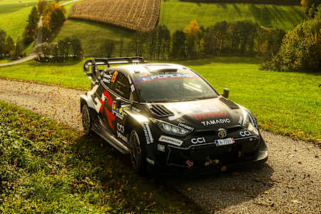 En Passau, Alemania, Kalle Rovanperä y Jonne Halttunen de Toyota Gazoo Racing WRT atraviesan el campo durante el CER 2025 del Campeonato del Mundo de Rallies.