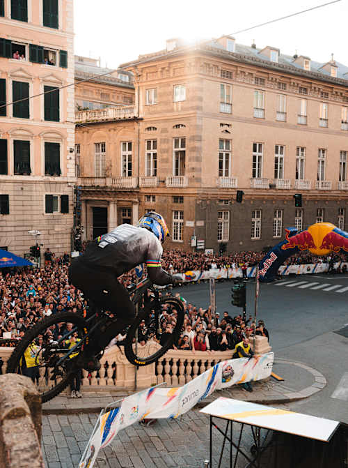 Tomas Slavik durante il Red Bull Cerro Abajo Genova 2025