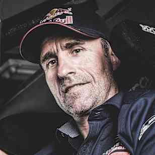 Stephane Peterhansel posa per Peugeot Sport