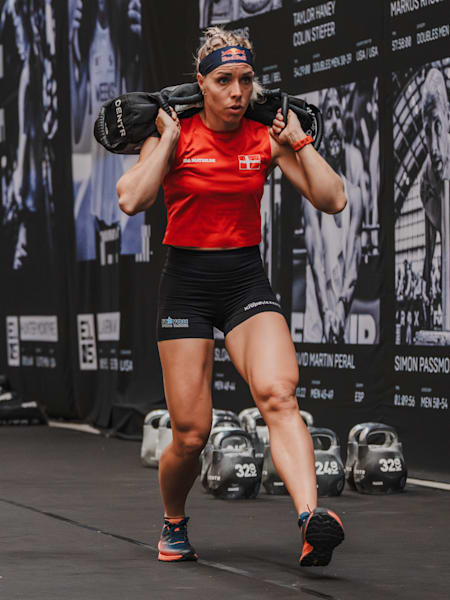 Ida Mathilde, athlète Red Bull porte une sac lors du championnat du monde HYROX à Nice, le 7 juin 2024. 