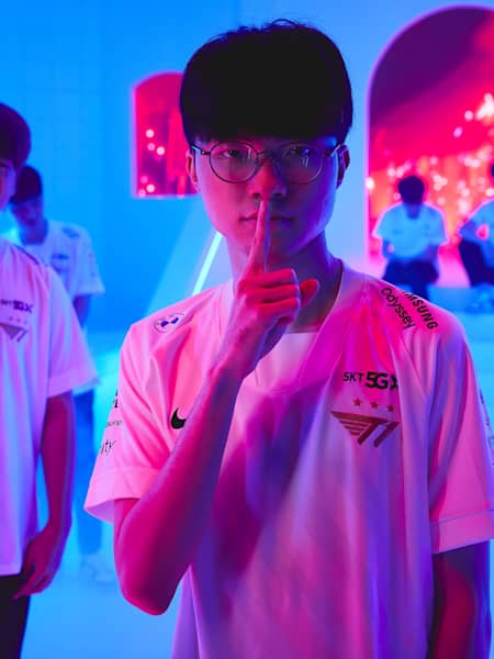 T1 at Worlds, Faker holding his index finger in front of his lips