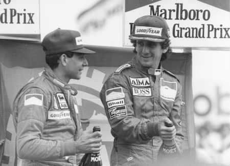 Alain Prost festejando la victoria en el podio.