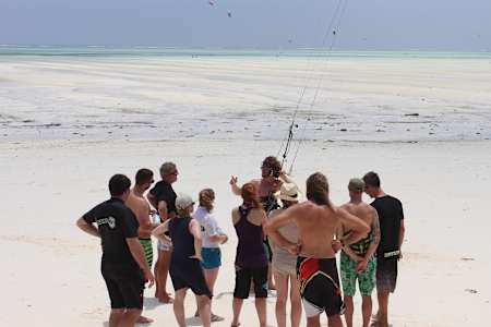 L'instructeur de kitesurf Luke Denny s'occupe de débutants en kitesurf sur une plage à Zanzibar.