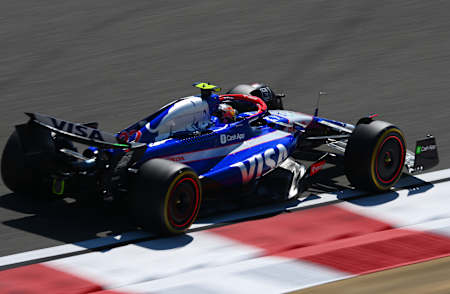 VCARB 01 - widoczne wybrzuszenie podłogi obok elementu z logo Orlenu