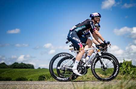 Nico DENZ de Red Bull BORA - hansgrohe recorre la etapa 13 de Agen a Pau durante el 111º Tour de Francia en Francia el 12 de julio de 2024
