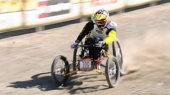 Stacy Kohut drifte sur son vélo à quatre roues lors de la compétition de VTT Crankworx Air DH 2016.