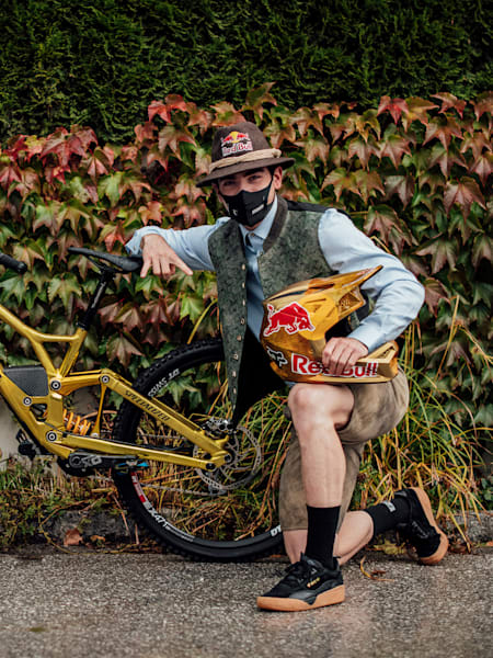 Loïc Bruni posa con la sua bici e il suo casco in colorazione speciale per i Mondiali DH di Leogang 2020.