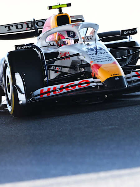 El coche de Fórmula 1 RB21 en acción en Suzuka, Japón.