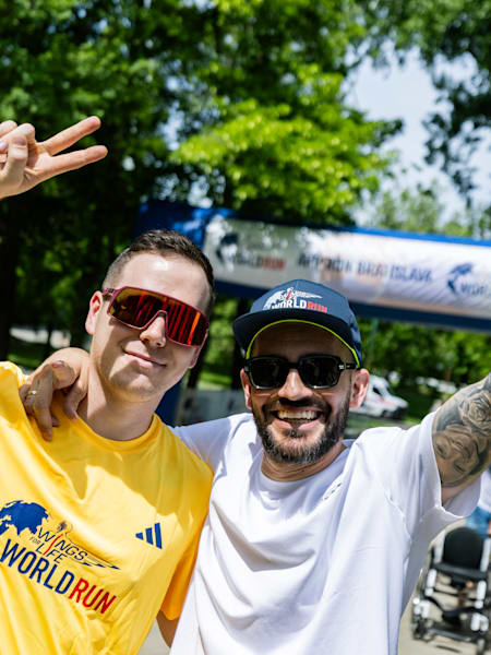 Bekim a jeho tréner Michal na štarte organizovaného App Runu podujatia Wings for Life World Run v Bratislave, 5. máj 2024.