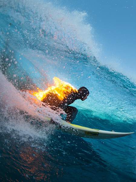 Jamie O'Brien surfe alors qu'il est en feu, à Teahupoo, Tahiti, le 21 juillet 2015.