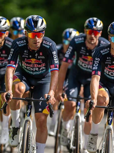 La squadra Red Bull - BORA - hansgrohe per il Tour de France durante un allenamento