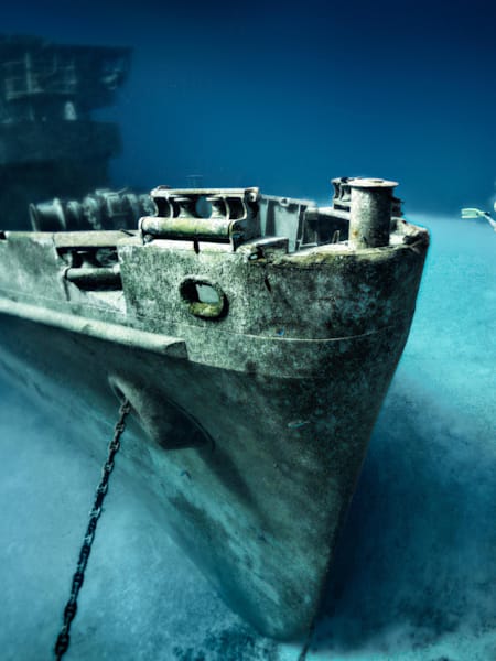 Buceando alrededor del naufragio del U.S.S. Kittiwake en las Islas Caimán