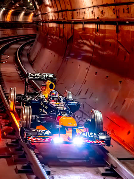 Red Bull Racing monta el RB8 sobre raíles en el metro de Madrid justo antes del GP de F1 de Madrid en MADRING.