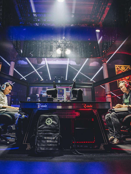 Les joueurs Tokido et Inflitration s'affrontent sur Street Fighter V au Red Bull Kumite à Paris.