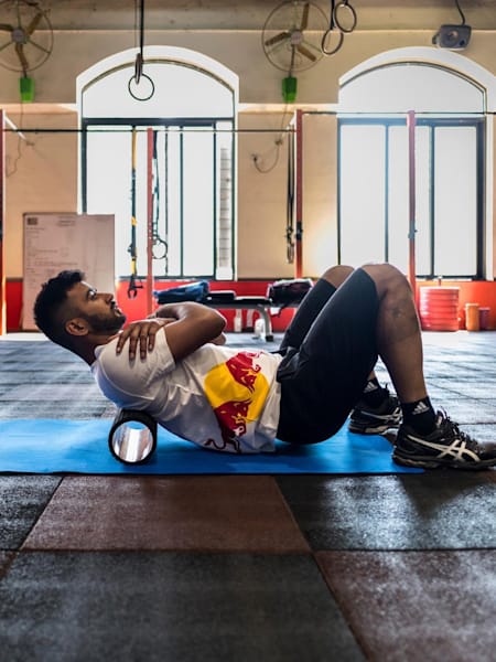 Manpreet Singh, capitán de hockey, entrena sobre un rodillo de espuma en Mumbai, India, el 10 de febrero de 2018.