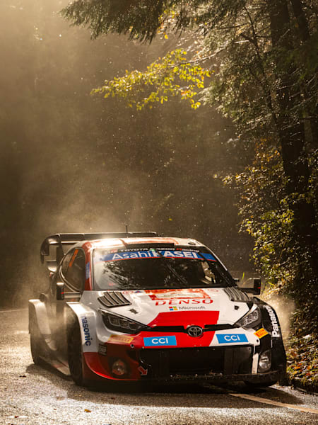 Le pilote Elfyn Evans et son copilote Scott Martin de Toyota roulent sur le parcours du Rallye WRC du Japon 2023.