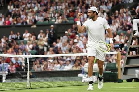 Le joueur de tennis italien Matteo Berrettini célèbre un point lors d'un match contre Jannik Sinner, également italien, au troisième jour de Wimbledon 2024.