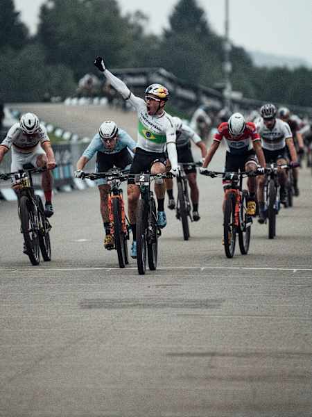 Avancini holte sich den Sieg beim Short Track-Rennen 2020 in Nové Město.