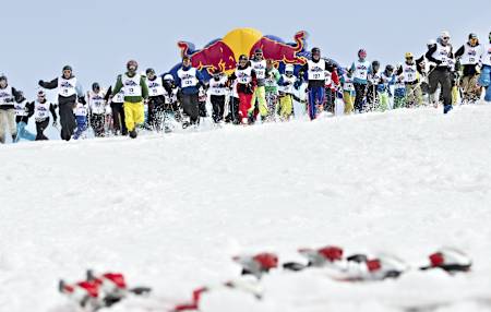 Tekmovanje se začne s tekom do smuči ali desk