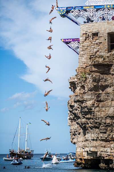 Le plongeur roumain Catalin Preda s'élance depuis la plate-forme de 28 mètres lors de la septième étape des Red Bull Cliff Diving World Series 2022 à Polignano a Mare.