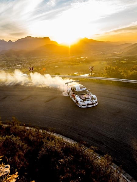 Mad Mike Whiddett drifts Franschhoek Pass *Video*