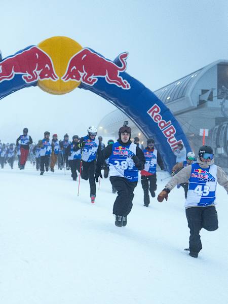 Tidenes største felt i et Red Bull Homerun i Norge stormer ut i den trolske tåka på jakt etter heder og ære i Hafjell 7. mars, 2026