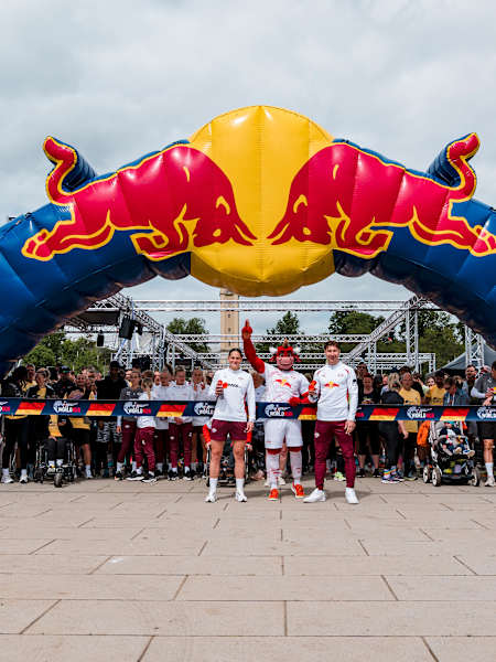 Giovanna Hoffmann, Bulli und Willi Orban läuten den App Run 2025 in Leipzig ein.