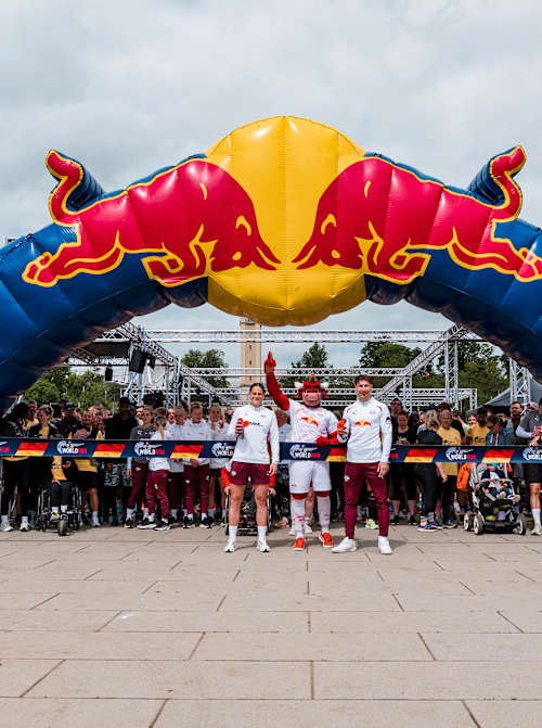 Giovanna Hoffmann, Bulli und Willi Orban läuten den App Run 2025 in Leipzig ein.
