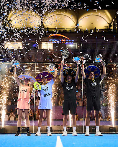 Claudia Fernández, Bea González, Agustín Tapia y Arturo Coello celebran la victoria con los trofeos de ganadores en el Premier Padel GNP Major en Acapulco, México, el 30 de noviembre de 2025