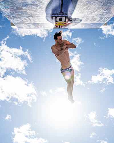 Aidan Heslop effectue un plongeon à couper le souffle depuis une plateforme de 27 m lors des 2024 Red Bull Cliff Diving World Series, à Oslo, en Norvège.