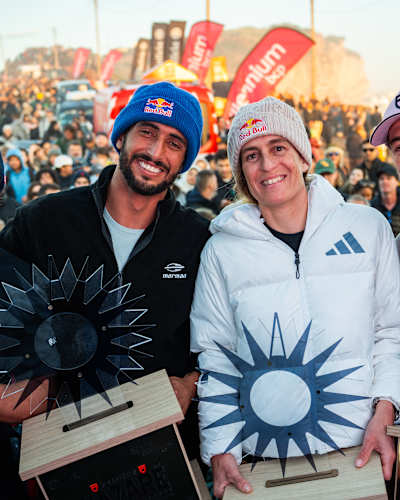Los campeones Nic von Rupp, Lucas Chianca, Justine Dupont, Clement Roseyro en el podio del Desafío de Olas Grandes de Nazaré 2025