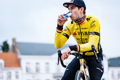Le cycliste belge Wout van Aert prend une pause lors d'un entrainement de vélo de route.