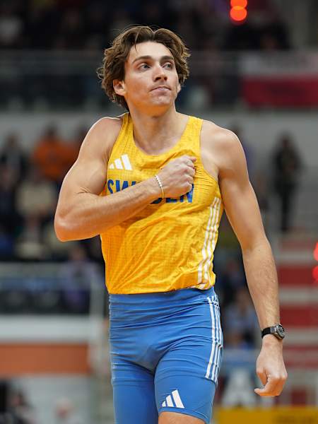 Mondo Duplantis fiiret sine Sieg im Final vom Männer-Stabhochsprung a de IAAF-Halle-Wältmeisterschafte in Toruń, Pole, am 21. März 2026.