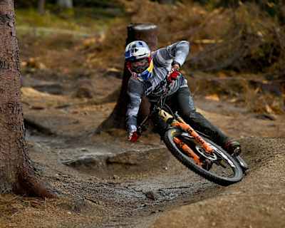 L'Irlandais Greg Callaghan s'entraine sur son VTT enduro à Dublin en Irlande.