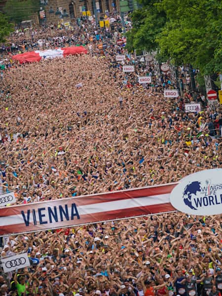 Teilnehmer performen beim Wings for Life World Run 2022 in Wien, Österreich.
