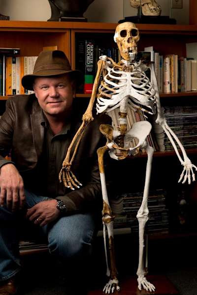 Lee Berger a combiner les vues satellites de Google Earth ses 30 années de recherches sur place.