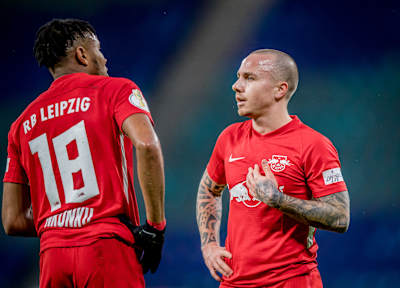 Die RB Leipzig-Spieler Angelino und Christopher Nkunku während des DFB-Pokal-Achtelfinalspiels gegen den VfL Bochum.