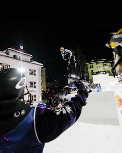 Freeskier Matej Svancer springt bei der Best Trick Session bei Red Bull PlayStreets 2023 über den Big Air Kicker.