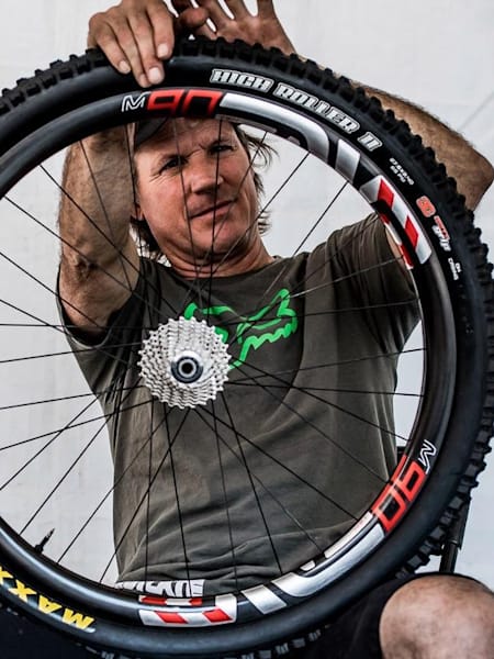 Doug Hatfield macht Josh Brycelands Bike fit