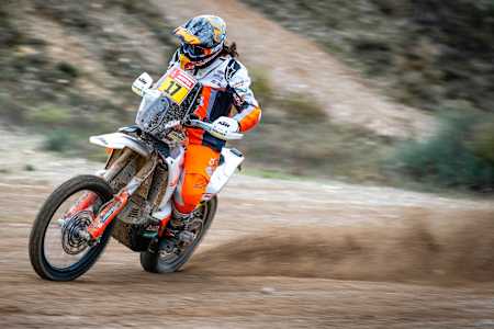 Una foto de acción de la piloto española de rally raid Laia Sanz.
