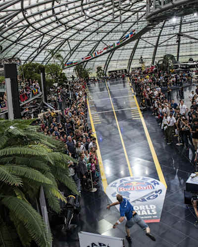 Un participante durante la final mundial del Red Bull Paper Wings 2015 en Salzburgo, Austria, el 9 de mayo de 2015.