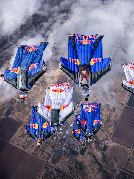 El Red Bull Airforce y el Red Bull Skydive sobrevuelan los cielos de Arizona (EE.UU.)